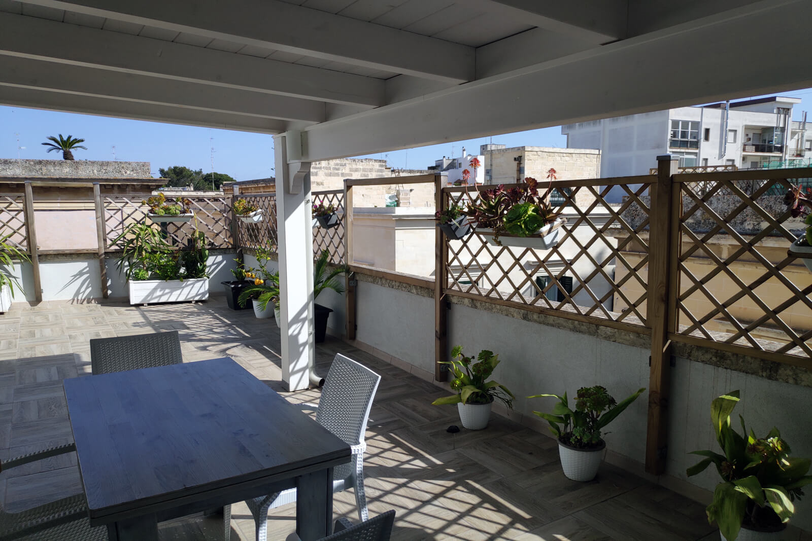 terrazzo con fiori e vista della città